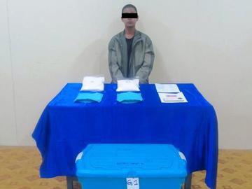 ပြစ်မှုကျူးလွန်သူအား ဖမ်းဆီးရမိသည့် ကက်တမင်းများနှင့်အတူ တွေ့ရစဉ်။