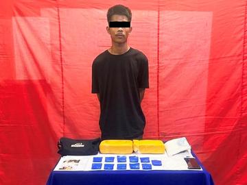 ပြစ်မှုကျူးလွန်သူအား ဖမ်းဆီးရမိသည့် စိတ်ပြောင်းဆေးဝါးများနှင့်အတူ တွေ့ရစဉ်။