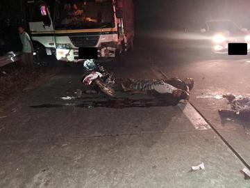 ရန်ကုန်တိုင်းဒေသကြီး၊ လှည်းကူးမြို့နယ်၊ ရန်ကုန်-မန္တလေးအမြန်လမ်းမကြီး၌ ဆိုင်ကယ်မှ ရပ်တန့်ထားသည့် မော်တော်ယာဉ်အား ဝင်ရောက်တိုက်မိခဲ့မှုကြောင့် ဆိုင်ကယ်စီးနင်းလာသူ အမျိုးသား နှစ်ဦး သေဆုံးမှု မှတ်တမ်းဓာတ်ပုံ။