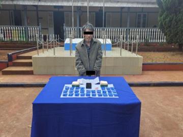 ပြစ်မှုကျူးလွန်သူအား ဖမ်းဆီးရမိသည့် မူးယစ်ဆေးဝါးများနှင့်အတူ တွေ့ရစဉ်။