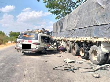 မန္တလေးတိုင်းဒေသကြီး၊ ဝမ်းတွင်းမြို့နယ်၌ ယာဉ်တိုက်မှုဖြစ်ပွားခဲ့သည့်  မော်တော်ယာဉ်များ၏ မှတ်တမ်းဓာတ်ပုံ။