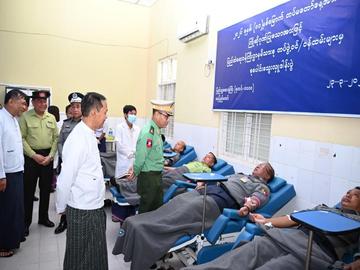 ပြည်ထဲရေးဝန်ကြီးဌာန၊ ဒုတိယဝန်ကြီး ဗိုလ်ချုပ် မင်းသူ (၈၁) နှစ်မြောက် တပ်မတော်နေ့ကို  ကြိုဆိုဂုဏ်ပြုသောအားဖြင့် ပြည်ထဲရေးဝန်ကြီးဌာနရှိ တပ်ဖွဲ့/ဦးစီးဌာနများမှ တပ်ဖွဲ့ဝင်၊  ဝန်ထမ်းများ၏ စုပေါင်းသွေးလှူဒါန်းပွဲအား ကြည့်ရှုအားပေးမှု မှတ်တမ်းဓာတ်ပုံ။