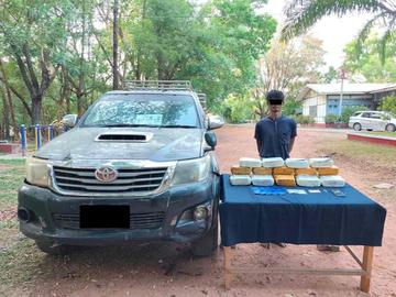 ပြစ်မှုကျူးလွန်သူအား ဖမ်းဆီးရမိသည့် စိတ်ကြွရူးသွပ်ဆေးပြားများနှင့်အတူ တွေ့ရစဉ်။