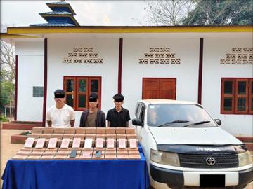 ပြစ်မှုကျူးလွန်သူများအား ဖမ်းဆီးရမိသည့် ဘိန်းဖြူဘလောက်တုံးများနှင့်အတူ တွေ့ရစဉ်။