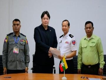 အွန်လိုင်းလိမ်လည်မှု (Telecom Fraud) နှင့် ဒုစရိုက်မှုလုပ်ငန်းများတွင် ဆက်စပ်ပါဝင်ခဲ့ကြသည့်  တောင်ကိုးရီးယားနိုင်ငံသား တစ်ဦး မြန်မာ-ထိုင်း အမှတ်(၂) ချစ်ကြည်ရေးတံတားမှတစ်ဆင့် သက်ဆိုင်ရာနိုင်ငံသို့ ထပ်မံလွှဲပြောင်းပေးအပ်မှု မှတ်တမ်းဓာတ်ပုံ။