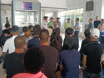 အွန်လိုင်းလိမ်လည်မှု (Telecom Fraud) နှင့် ဒုစရိုက်မှုလုပ်ငန်းများတွင် ဆက်စပ်ပါဝင်ခဲ့ကြသည့်  ပြည်ပနိုင်ငံသား ၆၅ ဦးအား မြန်မာ-ထိုင်း အမှတ်(၂)ချစ်ကြည်ရေးတံတားမှတစ်ဆင့်  သက်ဆိုင်ရာနိုင်ငံများသို့ ထပ်မံလွှဲပြောင်းပေးအပ်မှု မှတ်တမ်းဓာတ်ပုံ။