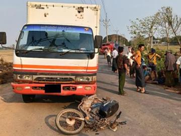 ပဲခူးတိုင်းဒေသကြီး၊ မင်းလှမြို့နယ်၌ ယာဉ်တိုက်မှုဖြစ်ပွားခဲ့သည့်  မော်တော်ယာဉ်နှင့် ဆိုင်ကယ်၏ မှတ်တမ်းဓာတ်ပုံ။