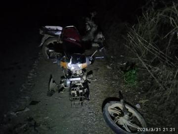 ဧရာဝတီတိုင်းဒေသကြီး၊ ငပုတောမြို့နယ်၌ မျက်နှာချင်းဆိုင်  တိုက်မိခဲ့သည့် ဆိုင်ကယ် နှစ်စီး၏ မှတ်တမ်းဓာတ်ပုံ။