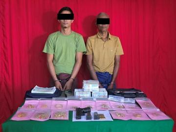 ရန်ကုန်တိုင်းဒေသကြီး၊ ဒဂုံမြို့သစ်(အရှေ့ပိုင်း)မြို့နယ်ရှိ “ရွှေစင်ဝင်း” ရွှေဆိုင် လုယက်မှုမှ တရားခံ နှစ်ဦးနှင့် သက်သေခံပစ္စည်းများ၏ မှတ်တမ်းဓာတ်ပုံ။