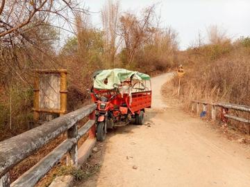 ပဲခူးတိုင်းဒေသကြီး၊ ပန်းတောင်းမြို့နယ်၌ ယာဉ်တိုက်မှုဖြစ်ပွားခဲ့သည့်  သုံးဘီးယာဉ်၏ မှတ်တမ်းဓာတ်ပုံ။