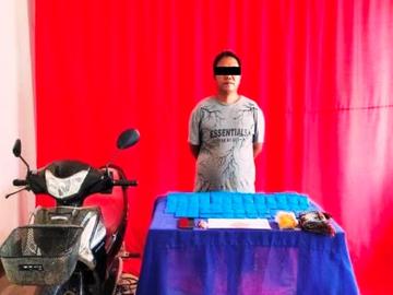 ပြစ်မှုကျူးလွန်သူအား ဖမ်းဆီးရမိသည့် စိတ်ကြွရူးသွပ်ဆေးပြားများနှင့်အတူ တွေ့ရစဉ်။