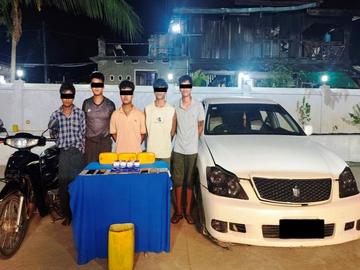 ပြစ်မှုကျူးလွန်သူများအား ဖမ်းဆီးရမိသည့် စိတ်ကြွရူးသွပ်ဆေးပြားများနှင့်အတူ တွေ့ရစဉ်။