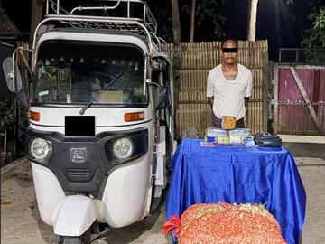 ပြစ်မှုကျူးလွန်သူအား ဖမ်းဆီးရမိသည့် စိတ်ကြွရူးသွပ်ဆေးပြားများနှင့်အတူ တွေ့ရစဉ်။