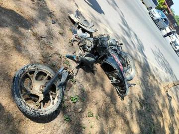 ရှမ်းပြည်နယ်၊ တောင်ကြီးမြို့နယ်၌ ယာဉ်တိုက်မှုဖြစ်ပွားခဲ့သည့် ဆိုင်ကယ်၏ မှတ်တမ်းဓာတ်ပုံ။