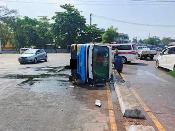 ရန်ကုန်တိုင်းဒေသကြီး၊ ဒဂုံမြို့သစ်(မြောက်ပိုင်း)မြို့နယ်၌ ယာဉ်တိမ်းမှောက်မှု ဖြစ်ပွားခဲ့သည့် မော်တော်ယာဉ်၏ မှတ်တမ်းဓာတ်ပုံ။
