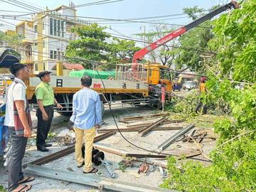 မန္တလေးတိုင်းဒေသကြီး၊ ပုသိမ်ကြီးမြို့နယ်၊ လက်ကောင်းကျေးရွာ၌ လေပြင်းတိုက်ခတ်ခဲ့မှုကြောင့်  သစ်ပင်များနှင့် လျှပ်စစ်မီးတိုင်များ လဲကျသဖြင့် ရှင်းလင်းရေးလုပ်ငန်းဆောင်ရွက်မှု အခြေအနေအား ကွင်းဆင်းစစ်ဆေးမှု မှတ်တမ်းဓာတ်ပုံ။