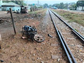 ရန်ကုန်တိုင်းဒေသကြီး၊ တိုက်ကြီးမြို့နယ်၌ ရထားတိုက်မိမှုဖြစ်ပွားခဲ့သည့်  ဆိုင်ကယ်၏ မှတ်တမ်းဓာတ်ပုံ။