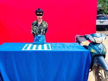 ပြစ်မှုကျူးလွန်သူအား ဖမ်းဆီးရမိသည့် စိတ်ကြွရူးသွပ်ဆေးပြားများနှင့်အတူ တွေ့ရစဉ်။