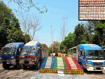 ပြစ်မှုကျူးလွန်သူများအား သိမ်းဆည်းရမိသည့် ဘိန်းဖြူ ၇၇ ကီလိုနှင့်အတူ  တွေ့ရစဉ်။