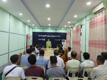 မန္တလေးတိုင်းဒေသကြီး၊ ကျောက်ဆည်ခရိုင်အတွင်းရှိ KTV နှင့် စင်တင်တေးဂီတဆိုင် ပိုင်ရှင်များအား ညွှန်ကြားချက်များနှင့်ပတ်သက်၍ ရှင်းလင်းဆွေးနွေးမှု မှတ်တမ်းဓာတ်ပုံ။