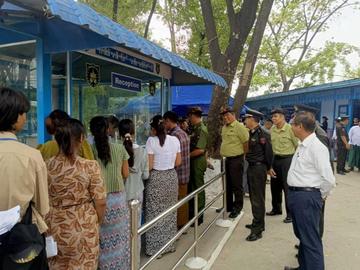 မန္တလေးတိုင်းဒေသကြီး၊ ပြည်ကြီးတံခွန်မြို့နယ်၌ ရက်(၁၀၀) စီမံချက်ဖြင့် နိုင်ငံသားစိစစ်ရေးကတ်ပြား ပြုလုပ်ပေးခြင်းနှင့် Unique ID နံပါတ်ထုတ်ပေးနေမှုအား  ကြည့်ရှုစစ်ဆေးမှု မှတ်တမ်းဓာတ်ပုံ။