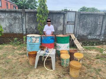ရန်ကုန်တိုင်းဒေသကြီး၊ ဒဂုံမြို့သစ်(မြောက်ပိုင်း)မြို့နယ်၌ စက်သုံးဆီများ တရားမဝင်သိုလှောင်ထားသူ အမျိုးသား တစ်ဦးအား ဖမ်းဆီးအရေးယူမှု မှတ်တမ်းဓာတ်ပုံ။