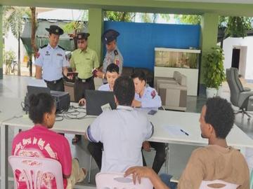 အွန်လိုင်းလိမ်လည်မှု (Telecom Fraud) လုပ်ငန်းများအား ဆက်လက်စစ်ဆေး ဆောင်ရွက်လျက်  ရှိပြီး အီသီယိုးပီးယားနိုင်ငံသား သုံးဦးအား ထပ်မံဖော်ထုတ် ထိန်းသိမ်းနိုင်ခဲ့ကာ ပြည်နှင်နိုင်ရေး စစ်ဆေးနိုင်ခဲ့မှု မှတ်တမ်းဓာတ်ပုံ။