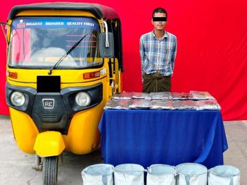 ပြစ်မှုကျူးလွန်သူအား ဖမ်းဆီးရမိသည့် ဘိန်းစိမ်းများနှင့်အတူ တွေ့ရစဉ်။